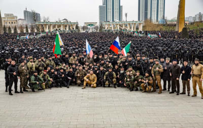 Tjetjeniens ledare Ramzan Kadyrov poserar med soldater i centrum av Groznyj