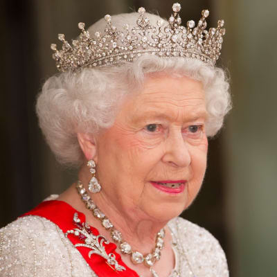 Kuningatar Elisabet II kruunu päässään.