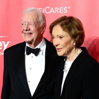 Yhdysvaltain entinen presidentti Jimmy Carter ja hänen puolisonsa Rosalynn Carter punaisella matolla MusiCares -gaalassa vuonna 2015.
