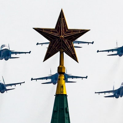 Sotilaskoneita Kremlin yllä Voitonpäivän paraatin harjoituksissa.