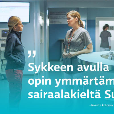 Sairaalasarjan henkilökunta vastaanottotiskin ympärillä.
