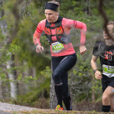 Minna Kauppi juoksee metsässä.