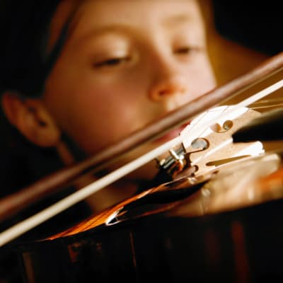 lapsi soittaa viulua