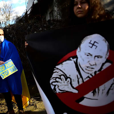 Venäjän vastainen mielenosoitus Venäjän suurlähetystön edustalla Sofiassa 24. helmikuuta.