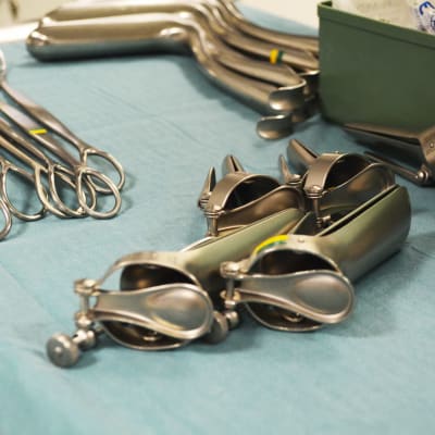 Gynekologiska redskap på ett bord.