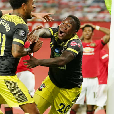 Michael Obafemi måljublar med lagkamrater.