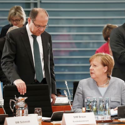 Saksan maatalousministeri Christian Schmidt ja liittokansleri Angela Merkel keskustelivat Berliinissä järjestetyssä diesel ajoneuvojen päästöjä koskevassa kokouksessa 28.11.2017.