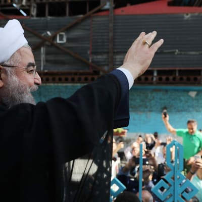 Hassan Rouhani vinkade till anhängare utanför en vallokal i Teheran på fredagen. 19.5.2017