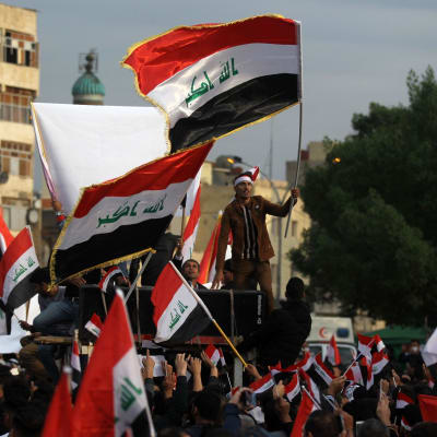 Mielenosoittajia Tahririn aukiolla perjantaina Bagdadissa, Irakissa.