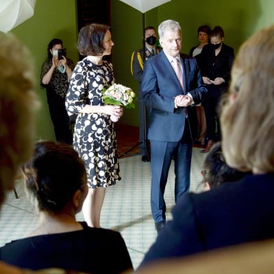 Presidentti Sauli Niinistö ja puoliso Jenni Haukio valtakunnallisessa äitienpäiväjuhlassa Säätytalolla Helsingissä.