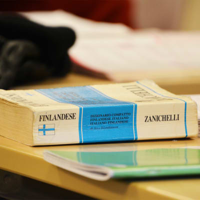 En finsk-italiensk ordbok på en pulpet.