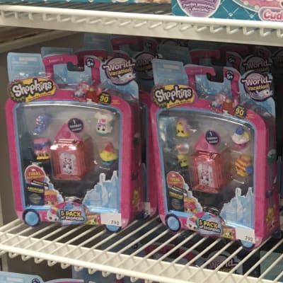 Färgglada leksaker i hyllan i en leksaksaffär.
