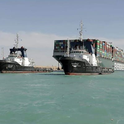 Ever Given dras av bogserbåtar i Suezkanalen den 29 mars 2020.