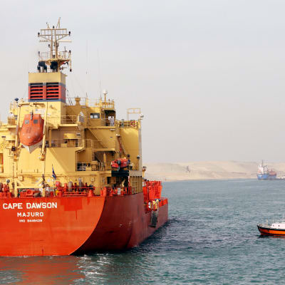 Luotsi nousee tankkeriin Suezin kanavalla.
