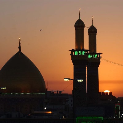 Moskeija Karbalassa auringonlaskun aikaan.