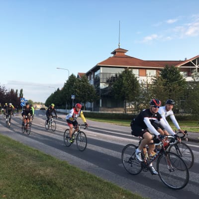 Flera cyklister cyklar förbi i Borgå.