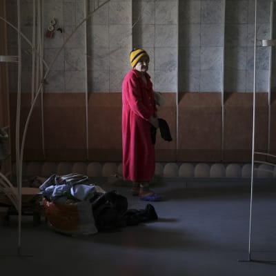 Iäkäs nainen pakolaiskeskuksessa Mariupolissa.