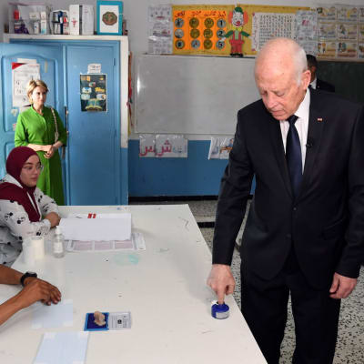 Presidentti Kais Saied kävi maanantaina antamassa äänensä vaaliuurnalla pääkaupunki Tunisissa. 