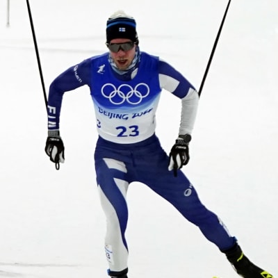 Joni Mäki åker skidor i OS.