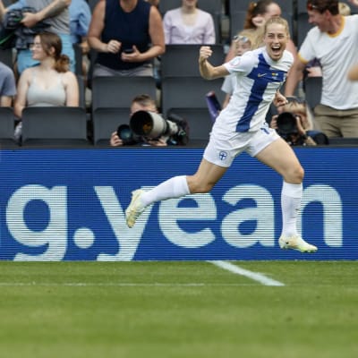 Linda Sällström tuulettaa maalia Espanjaa vastaan.