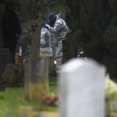 Tässä kuvassa tutkitaan Salisburyn hautausmaata maaliskuussa 2018. Tutkimus liittyi ex-kaksoisagentti Sergei Skripalin myrkytykseen, ei yleiseen ruumiiden tutkimiseen. 