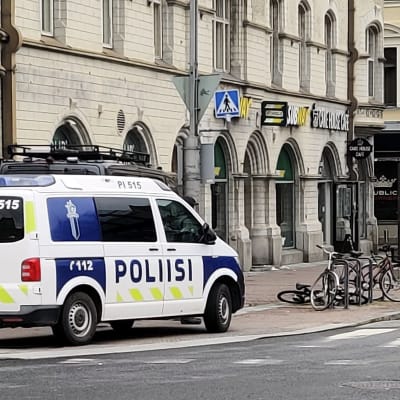 Polisbil på plats i Tammerfors på gatan.