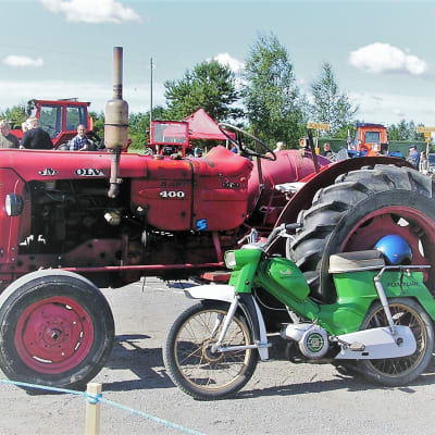 Vanhoja traktoreita traktorien missikisoista Lapuan Tiistenjoella. 