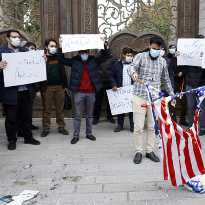 Iranilaiset opiskelijat polttavat Yhdysvaltain ja Israelin lippuja