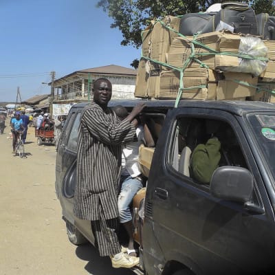 Nigerianer lämnar staden Mubi efter attacker i nordöstra Nigeria den 9 december 2014.