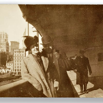 Alexander Oskar Holverson vaimonsa Mary Alicen kanssa joulukuussa 1911 laivan kannella.