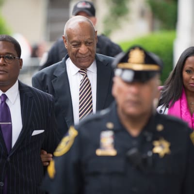 Bill Cosby saapumassa oikeustalolle