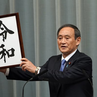 Japanin hallituksen kansliapäällikkö Yoshihide Suga uuden aikakauden nimen "Reiwa" pääministerin toimistossa Tokiossa 1. huhtikuuta.