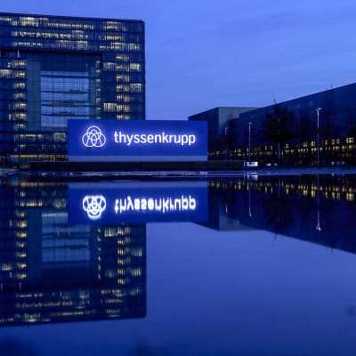 Thyssenkrupps kontor och logo i blått.