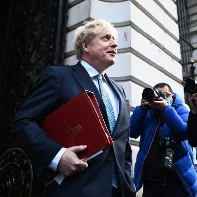 Pääministeri Boris Johnson poistumassa Downing Street 10:stä
