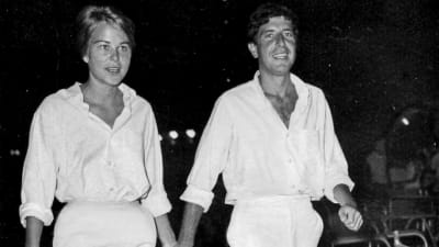 Marianne Ihlen ja Leonard Cohen valkoisissa vaatteissa kävelevät käsi kädessä joskus 60-luvulla. 