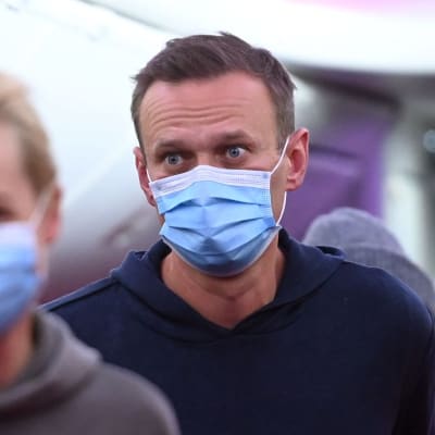 Aleksej Navalnyj ombord på det landade flygplanet.
