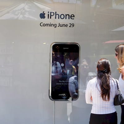 Kuluttajat odottivat ensimmäisiä iPhoneja myyntiin kesäkuussa 2007 Los Angelesissa.
