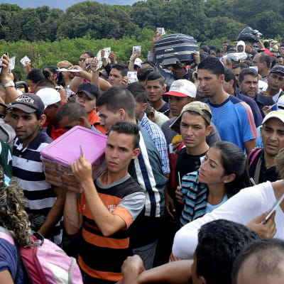 Ihmisiä Venezuelan ja Kolumbian välisellä Simon Bolivarin sillalla.