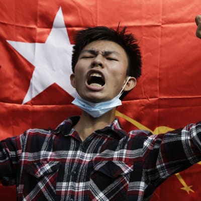 Myanmarin sotilasjunttaa vastustava mielenosoittaja Yangoonissa.