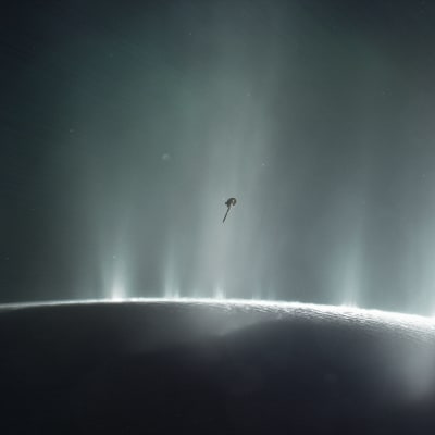 Sonden Cassini åker genom Enceladus ånga år 2015.