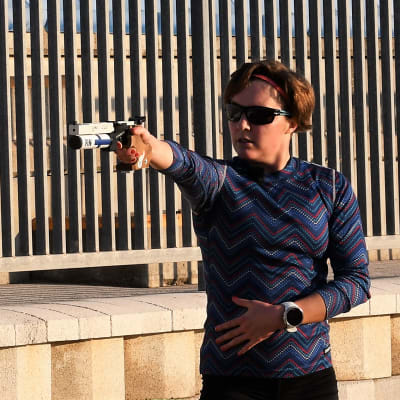 Eevi Bengs skjuter med laserpistol.
