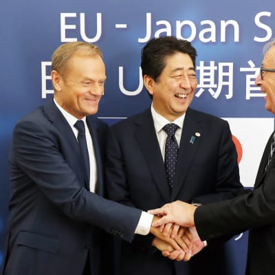 Euroopan neuvoston puheenjohtaja Donald Tusk, Euroopan komission puheenjohtaja Jean-Claude Juncker ja Japanin pääministeri Shinzo Abe neuvottelivat EU:n ja Japanin välisestä kauppasopimuksesta Brysselissä