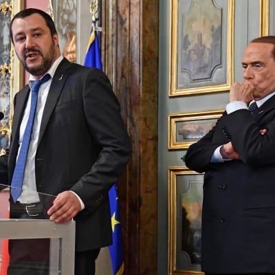 Vasemmalla Italian Lega-puolueen johtaja Matteo Salvini, oikealla Forza Italia -puolueen johtaja Silvio Berlusconi tiedotustilaisuudessa Roomassa.