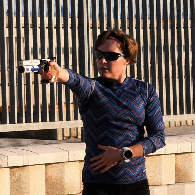 Eevi Bengs skjuter med laserpistol.
