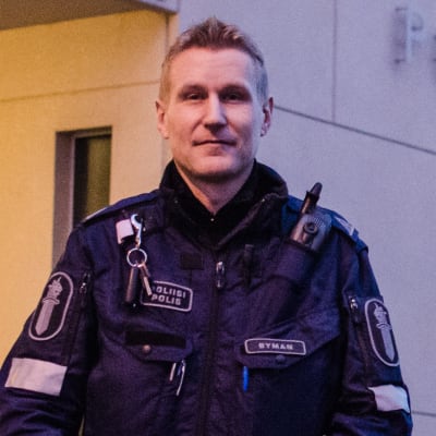 Polis Fredrik Byman framför polishuset i Vasa.