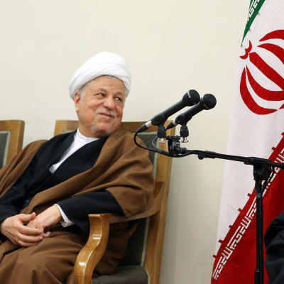 Kuvassa oikealla on Iranin entinen presidentti Akbar Hašemi Rafsanjani.