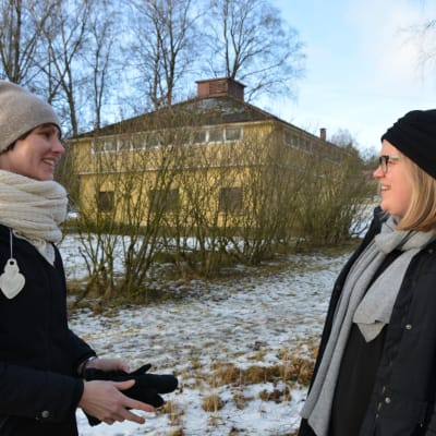 Arkitektstuderandena Noora Paajanen och Meliina Rantalainen funderar på vad man kunde göra med tvättstugan i Malmnäs.