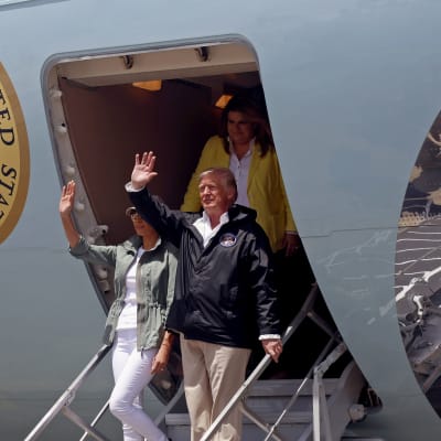 Donald Trump ja Melania Trump astuvat lentokoneesta.