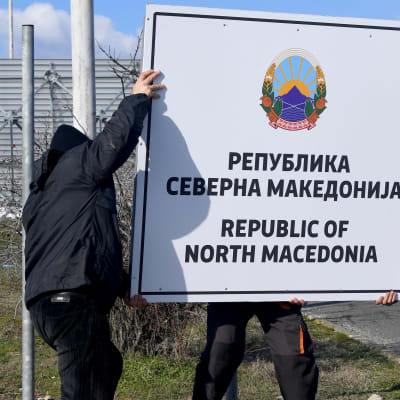 Kreikan ja Pohjois-Makedonian rajalla vaihdettiin uutta nimikylttiä helmikuussa.