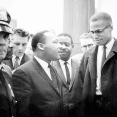 Martin Luther King Jr. (vas.) ja Malcolm X (oik.) kuvattuna 26. marraskuuta 1964.